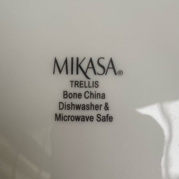 💚 Set of 7 White Mikasa Trellis 11” Dinner Plates Bone China EUC - Picture 3 of 4